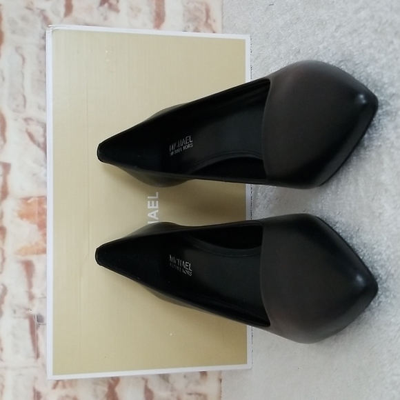 New Michael Kors Dorothy Flex Pumps - Picture 3 of 9